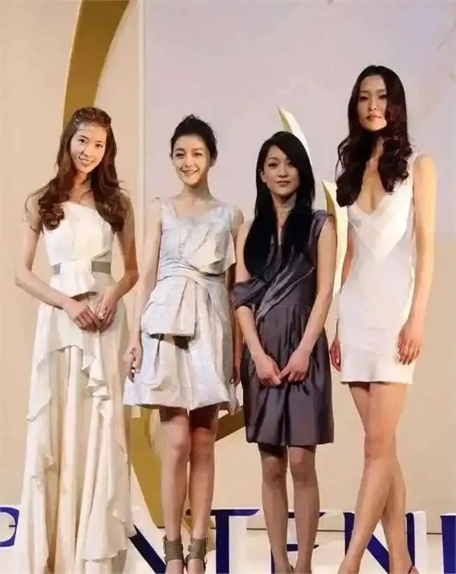 身材娇小气质出众女明星_小个子美女惊艳合照_小骨架女明星