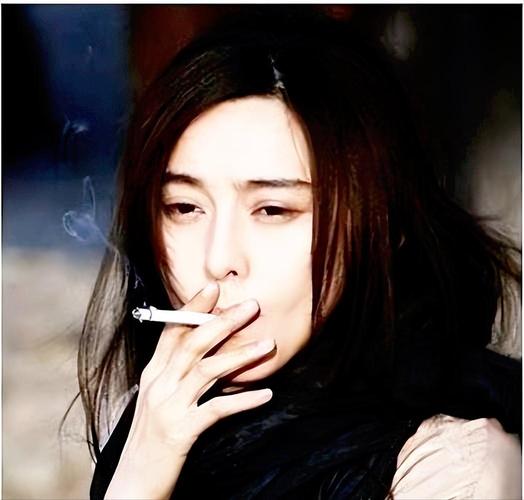 女明星为什么都抽烟_抽烟的明星女_抽烟美女明星